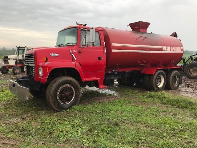 Ford L8000 Truck w/ Waste Handler Tank