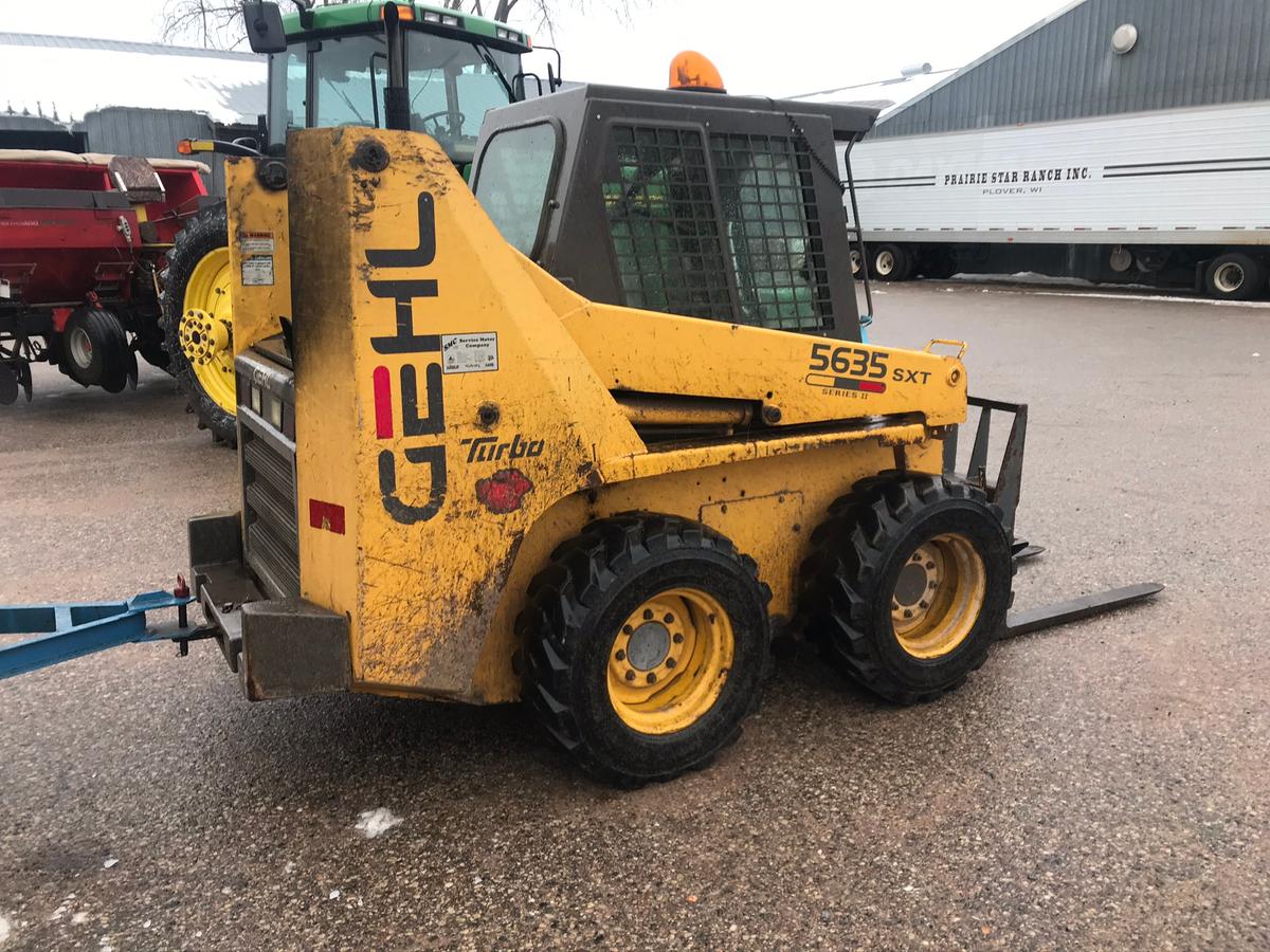 2002 Gehl 5635 SXT Skid Steer w/ bucket