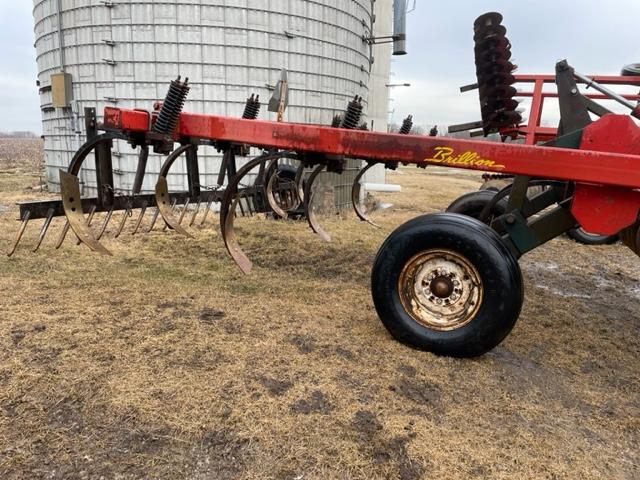 Brillion 9-Shank Soilsaver w/ Levelers