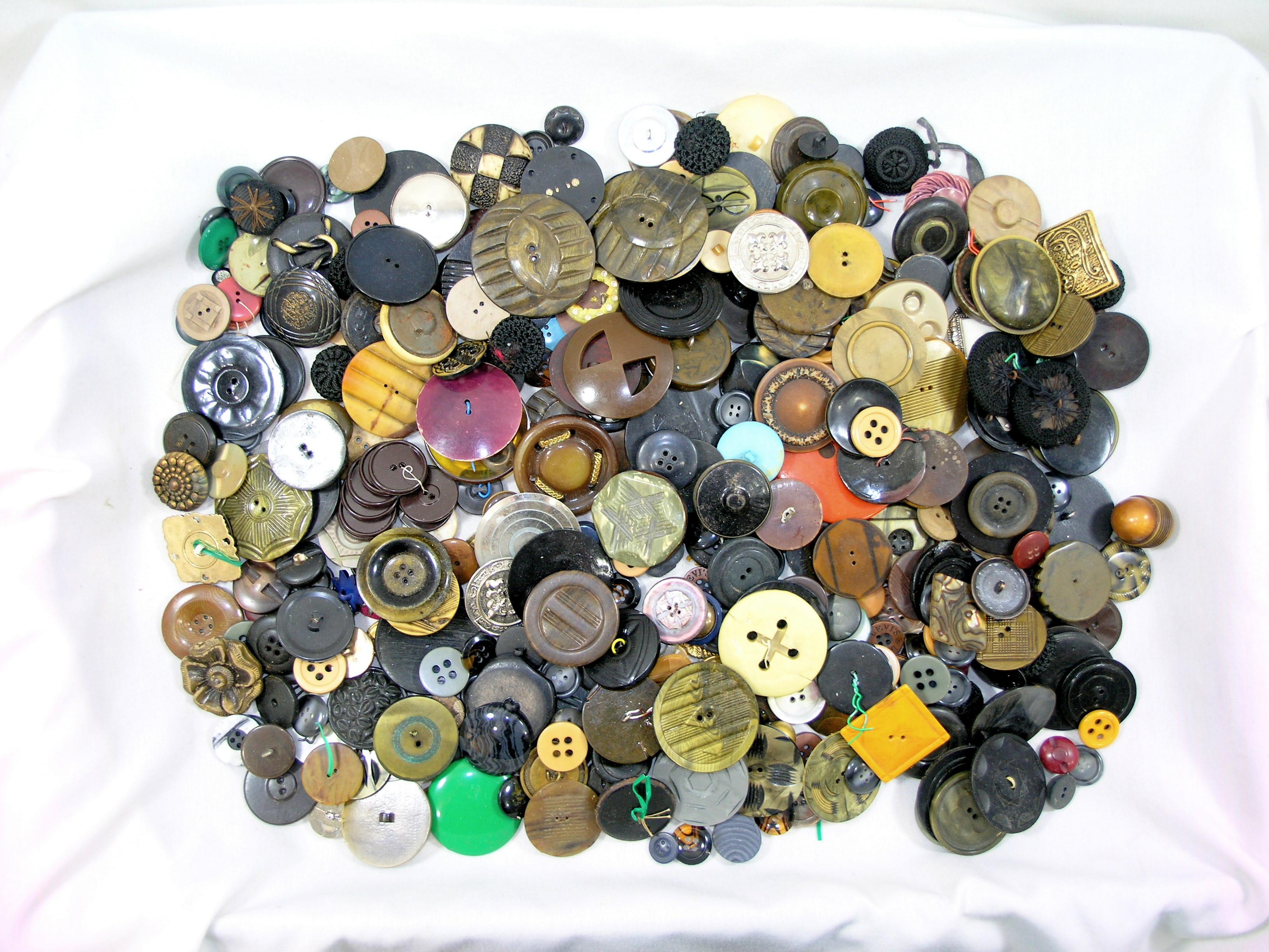 3 Pound Bag of Mixed Vintage & Newer Buttons