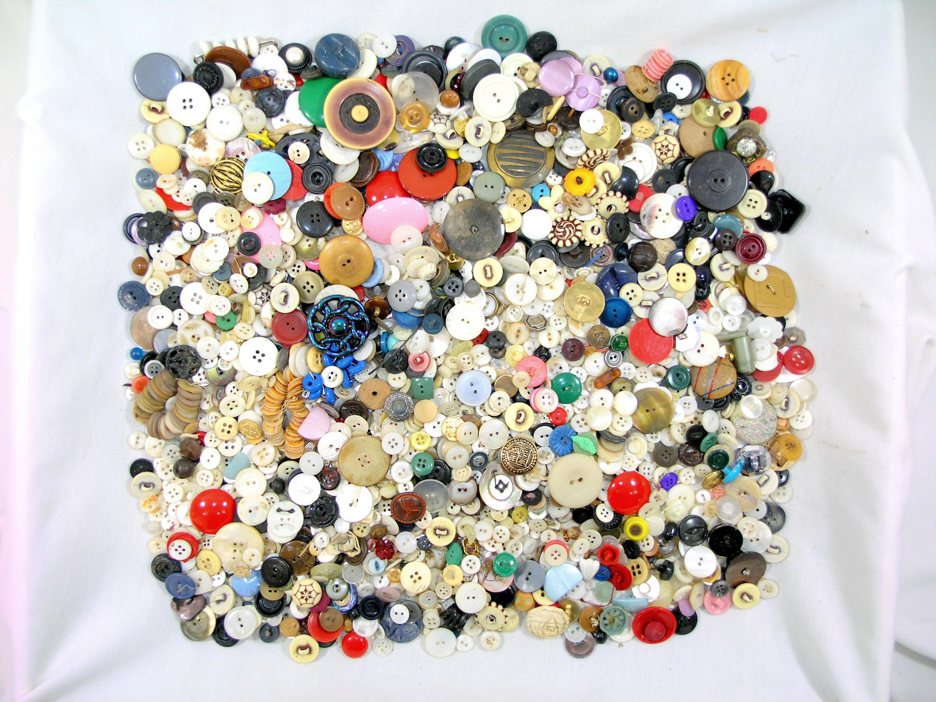 3 Pound Bag of Mixed Vintage & Newer Buttons