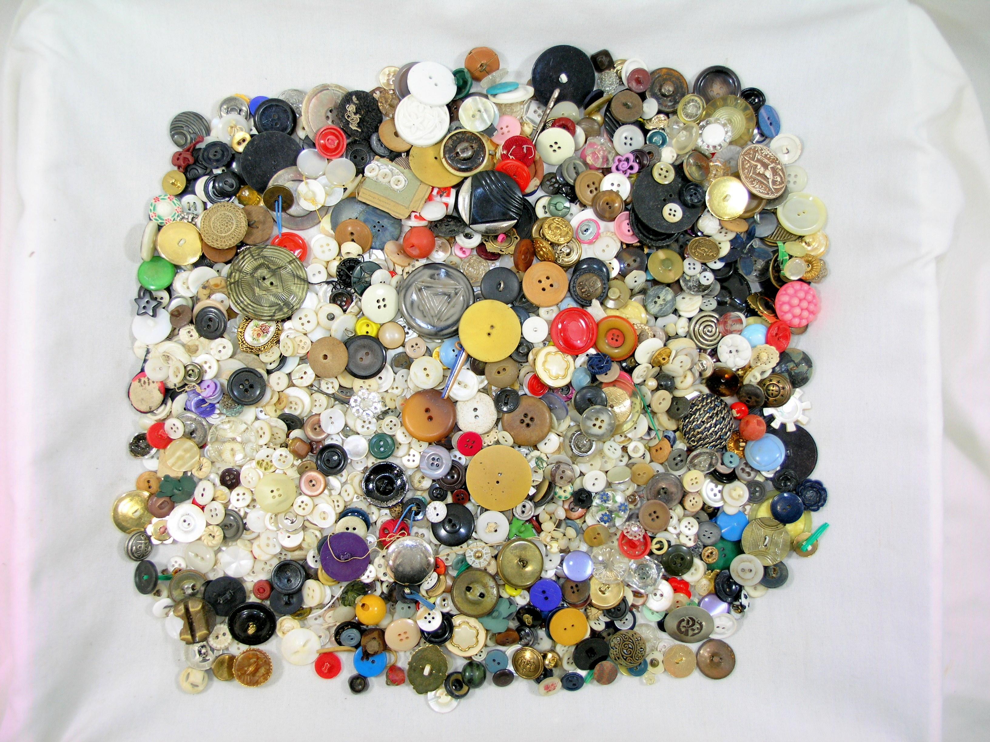 3 Pound Bag of Mixed Vintage & Newer Buttons