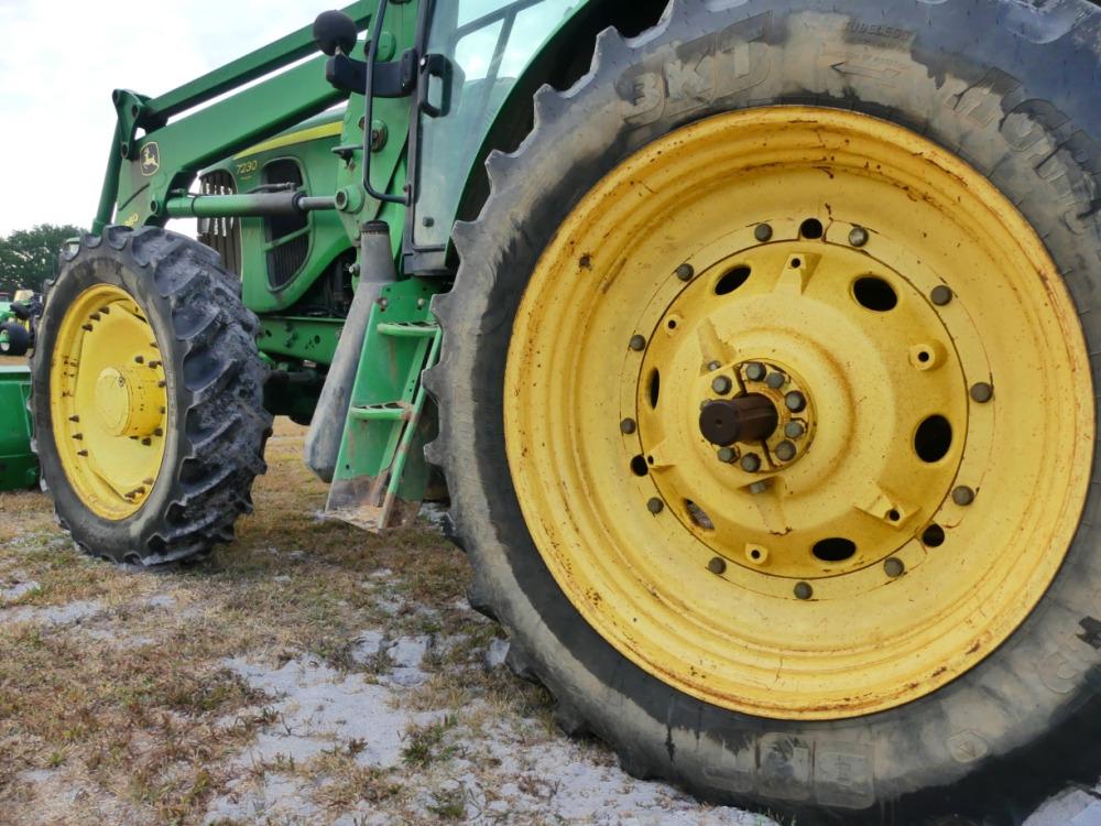 John Deere 7230