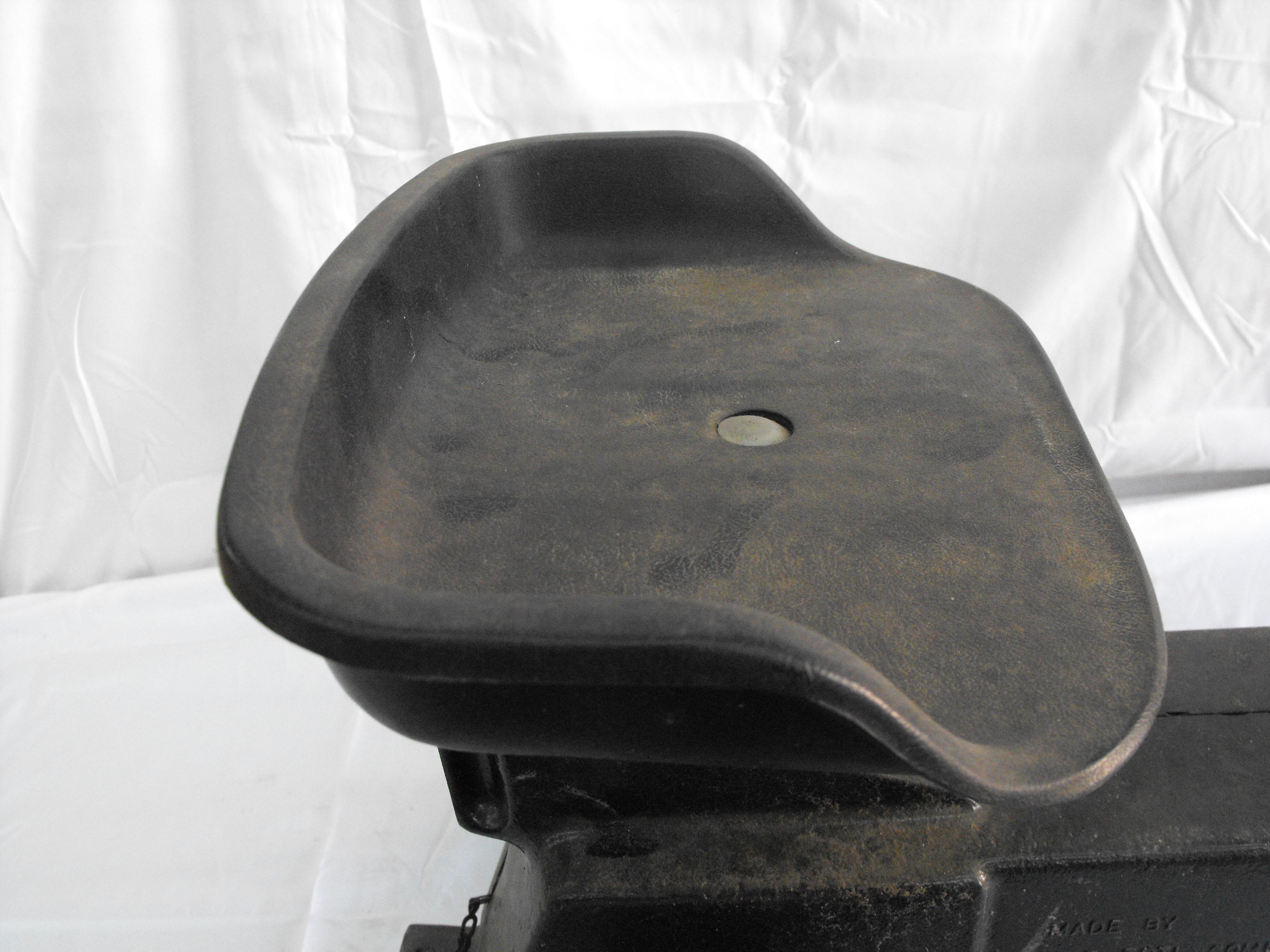 DEUTZ-ALLIS 8070  PLASTIC SEAT & STEERING WHEEL