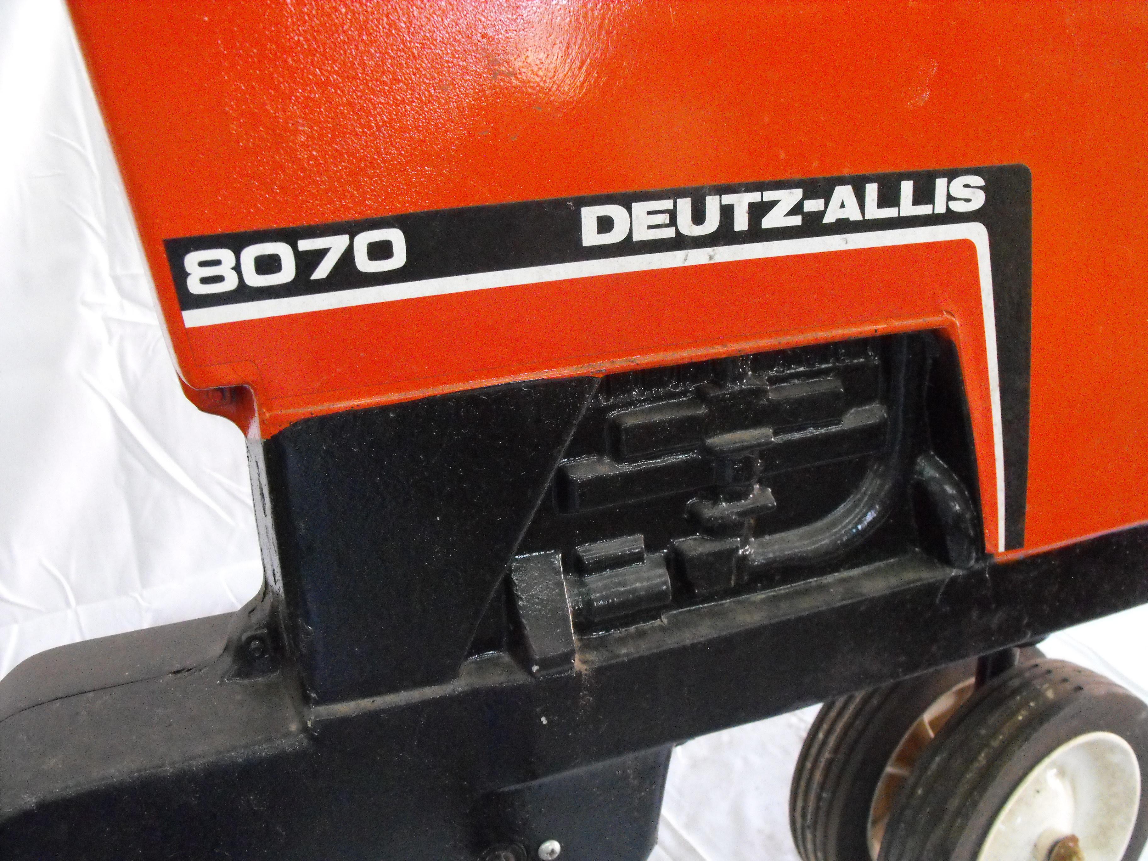 DEUTZ-ALLIS 8070  PLASTIC SEAT & STEERING WHEEL