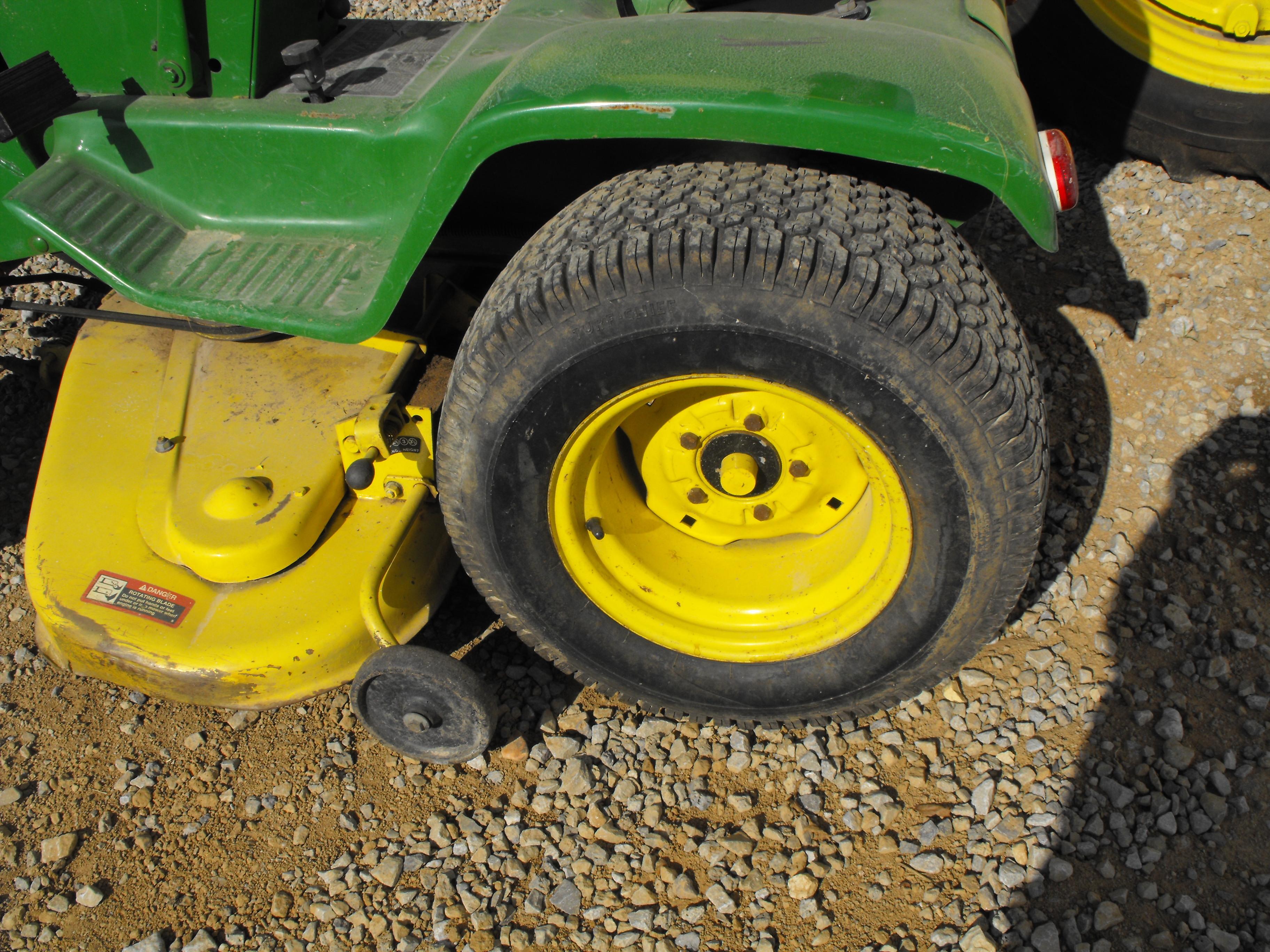 JOHN DEERE 140 RIDING MOWER