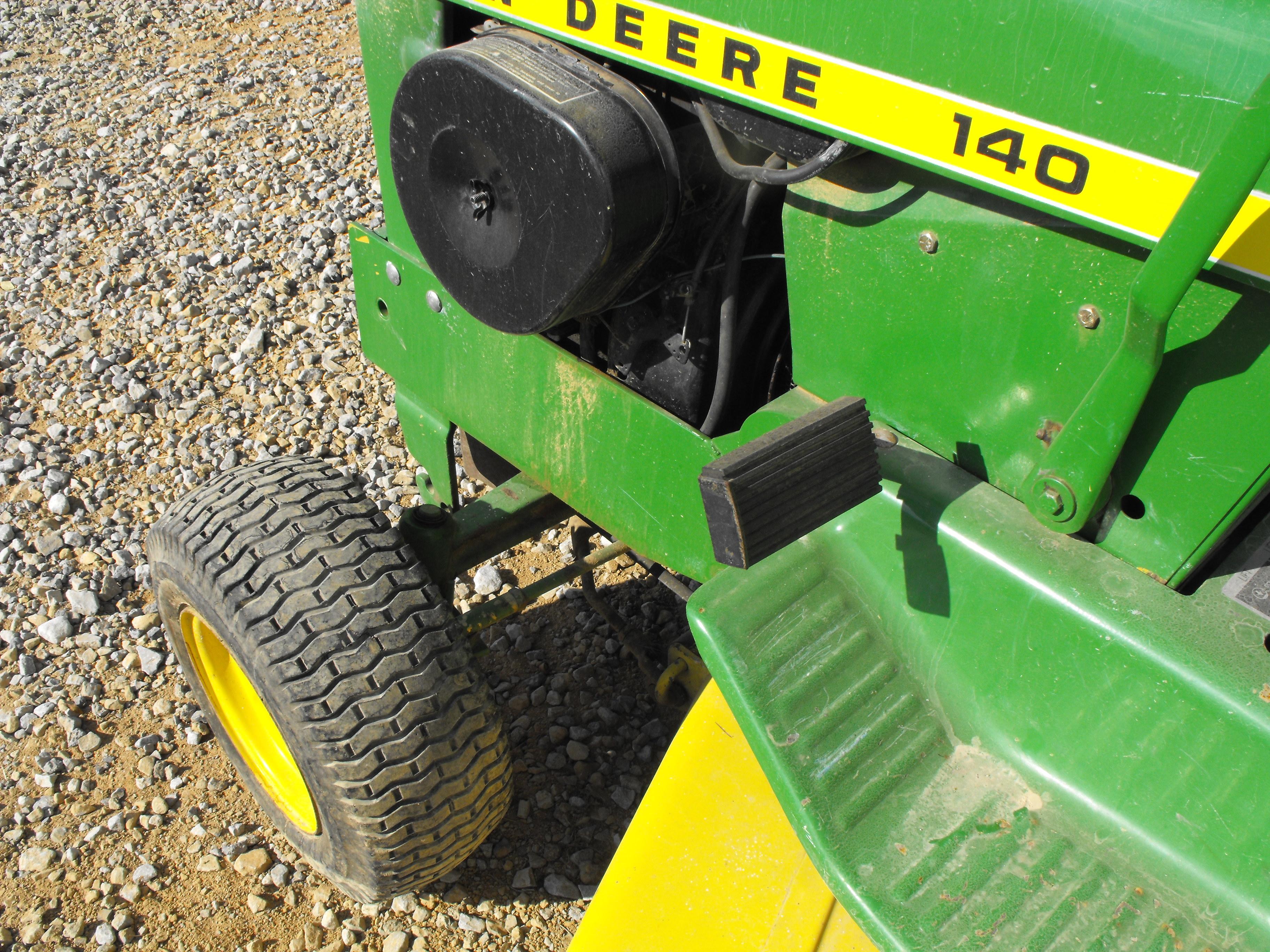 JOHN DEERE 140 RIDING MOWER