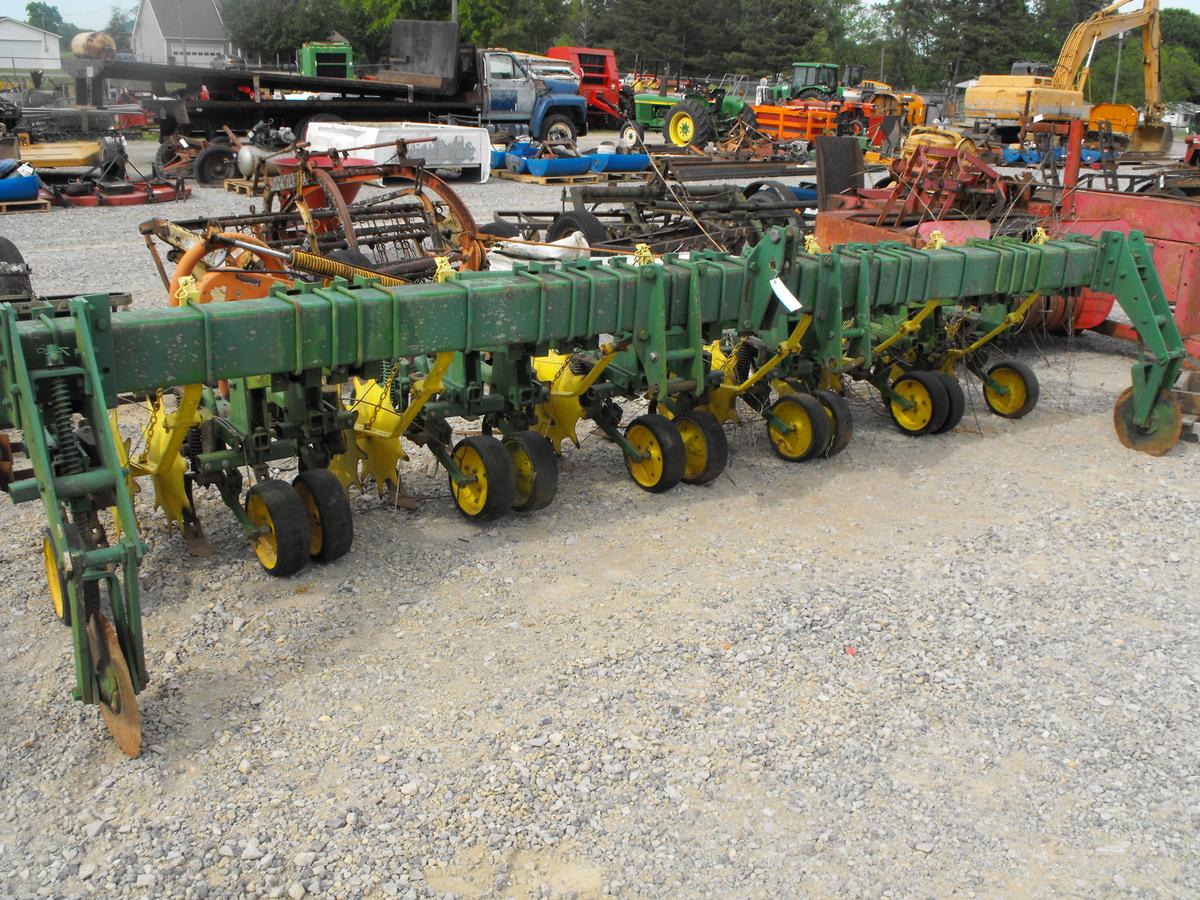 6-ROW JOHN DEERE CULTIVATOR WITH ROLLING FENDERS