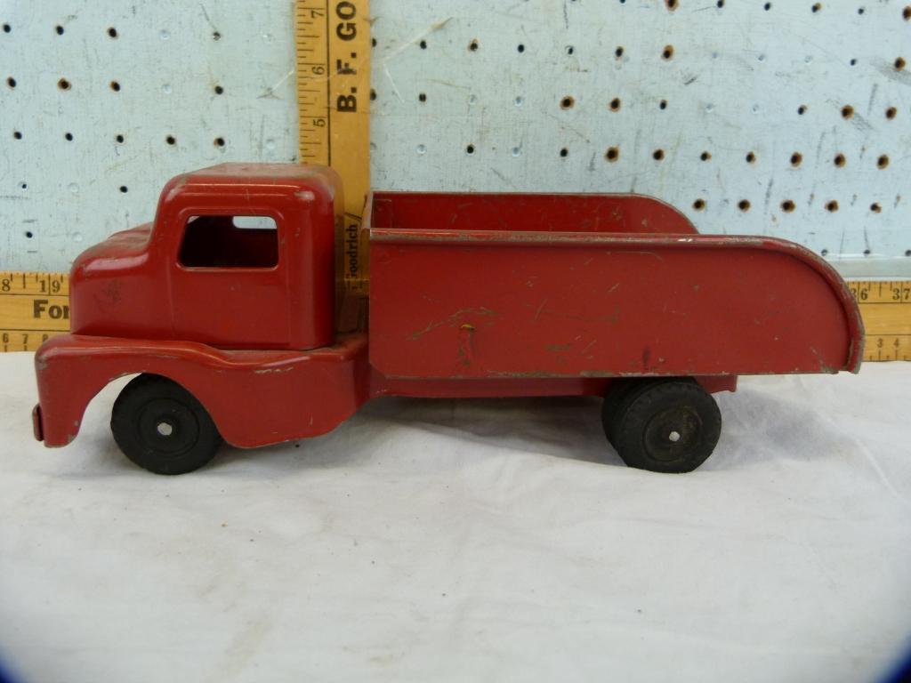 Metal toy dump truck w/fixed bed, 11-1/4" L