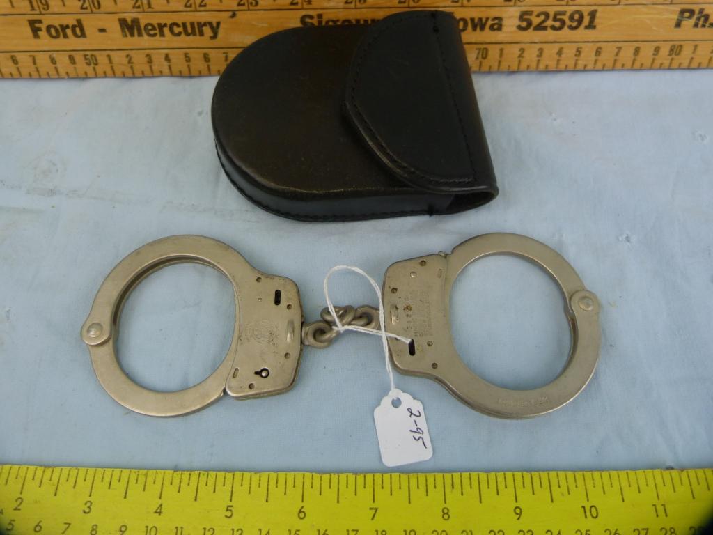 Smith & Wesson handcuffs w/key & Safariland leather 90V case holster