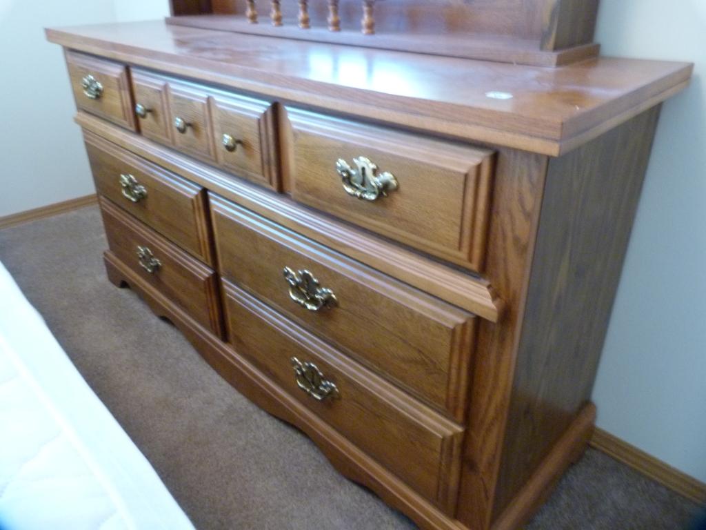 Broyhill queen bed and dresser with mirror excellent condition.