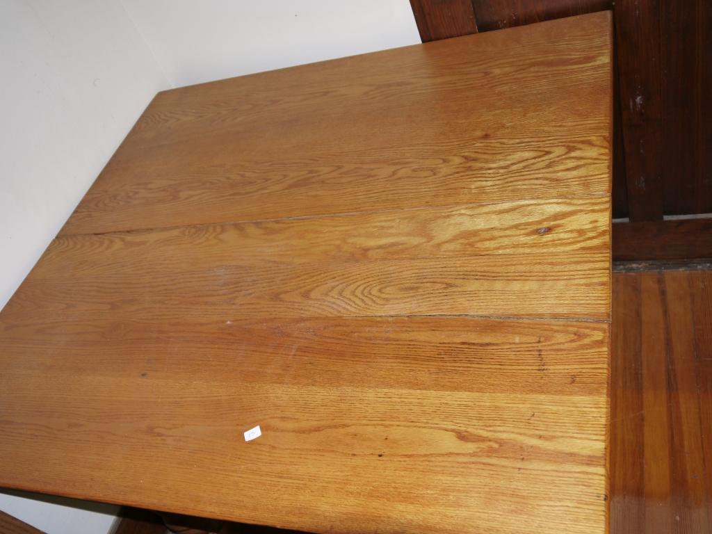 Antique oak dining table with 4 leaves