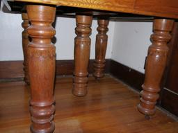 Antique oak dining table with 4 leaves