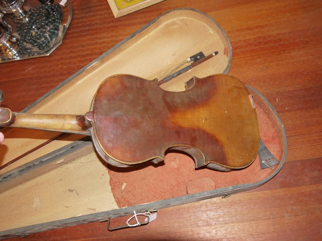 German violin Antonius Stradiuarius on inside, wood case, bow w/o string