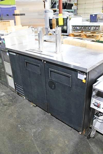 TRUE TDD-2 59IN. 2-TOWER 4-TAP KEGERATOR COOLER CABINET