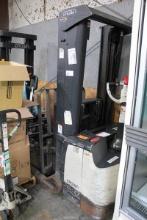 CROWN SHR 5500 SERIES ELECTRIC WALKIE STACKER