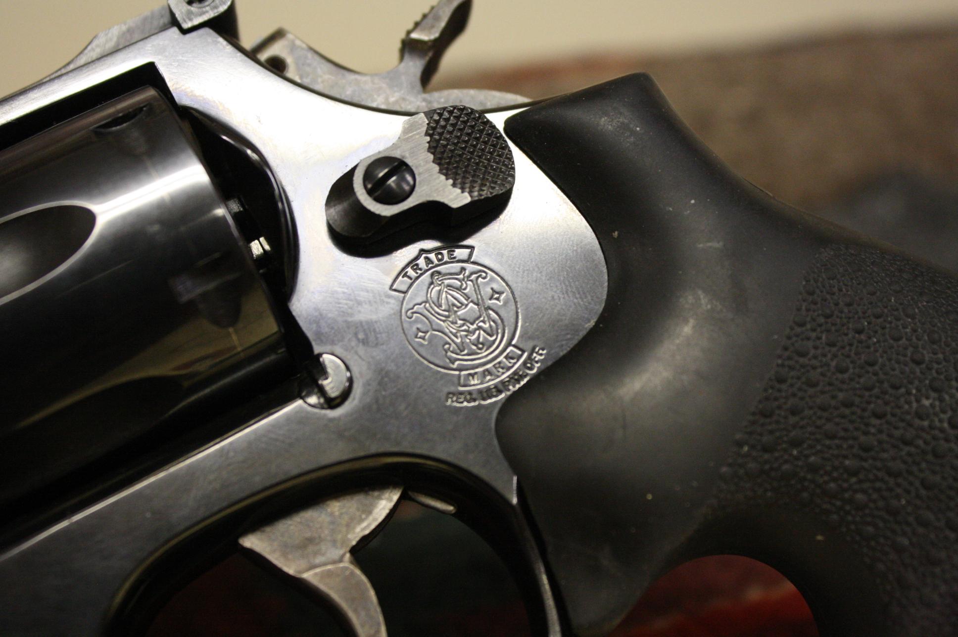 SMITH & WESSON  MODEL 586-3 REVOLVER