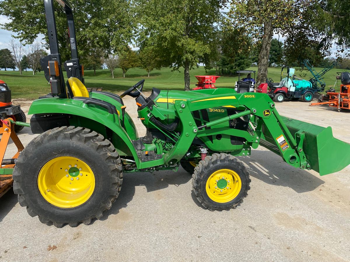 2021 John Deere Tractor 3043 4WD Diesel with bucket