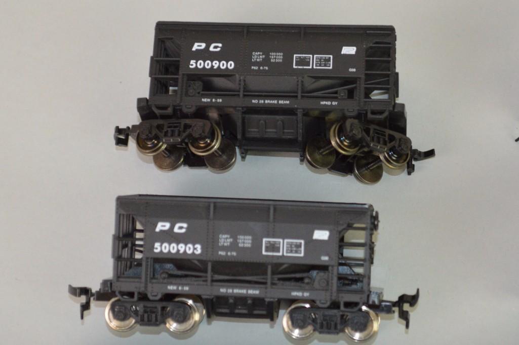 Grouping of 14 HO Train Cars