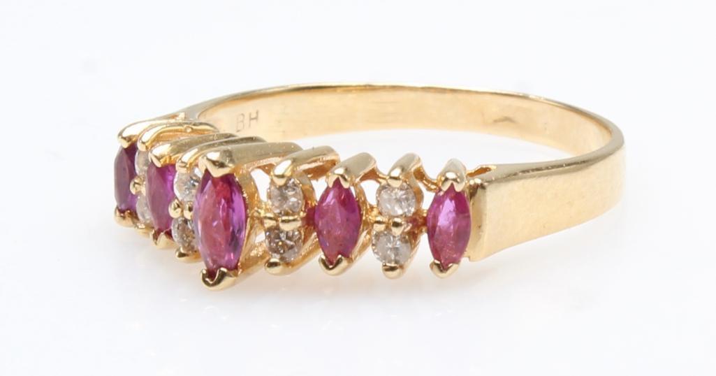 RING. RUBY AND DIAMOND. 14K YELLOW GOLD
