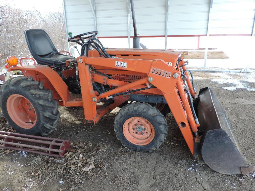 1985 Kubota B7200 4 wheel drive tractor with 1630 bucket. 7390 hours, SN B7200D6028. Runs well.