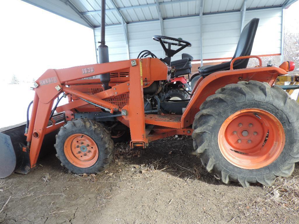 1985 Kubota B7200 4 wheel drive tractor with 1630 bucket. 7390 hours, SN B7200D6028. Runs well.