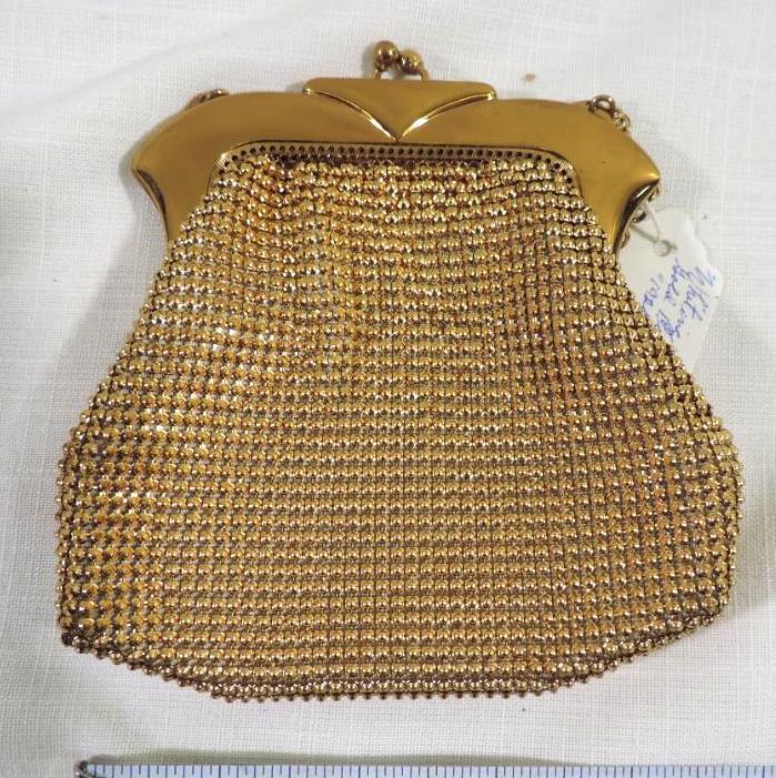 Vintage Whiting Davis purse in excellent condition.