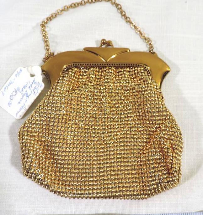 Vintage Whiting Davis purse in excellent condition.