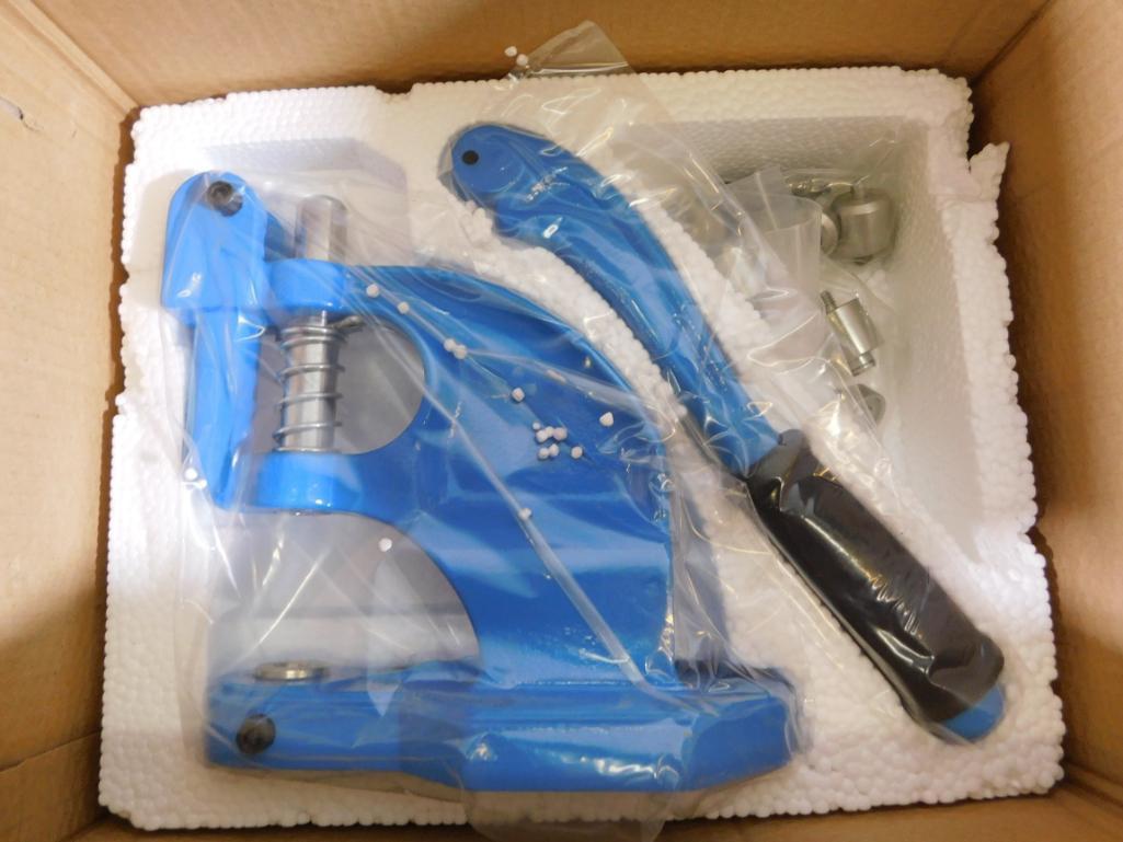 Grommet crimping tool and grommets
