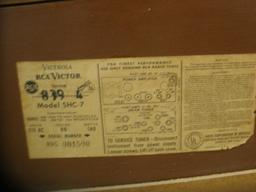 Old School RCA Victor Record Player/Radio Consol