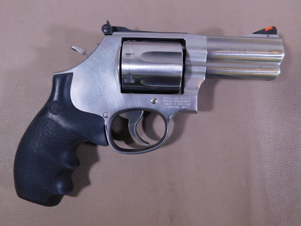 Smith & Wesson - 686