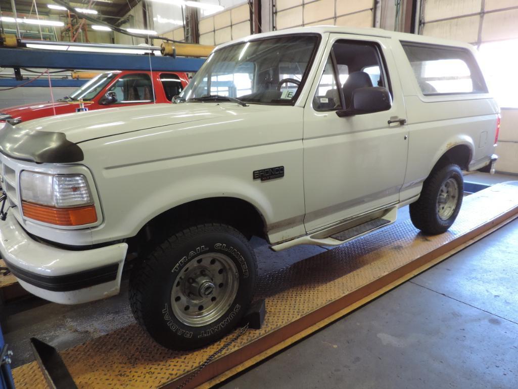 1995 Ford Bronco XLT 4x4.