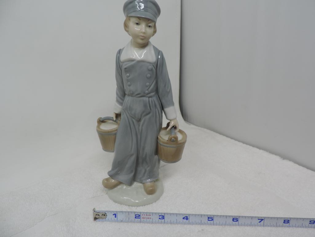 Lladro 9" figurine.