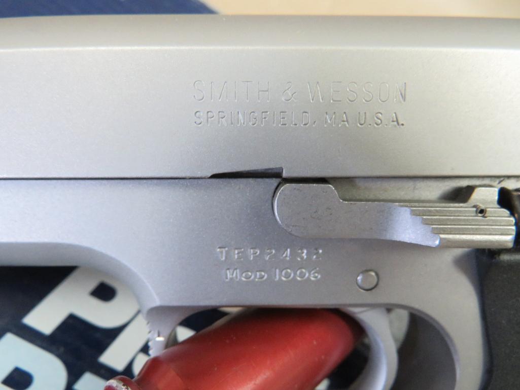 Smith & Wesson - 1006