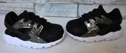 Cute Nike Huarache Run SE size 6c Child's Shoes