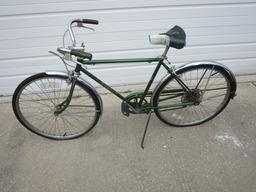 Schwinn Collegiate. Men’s model Green color. 19” down tube length. Chrome fenders.