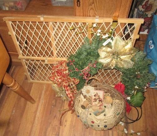GROUP OF ITEMS, INCLUDING WREATH