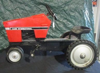 ERTL CASE INTERNATIONAL PEDAL TRACTOR