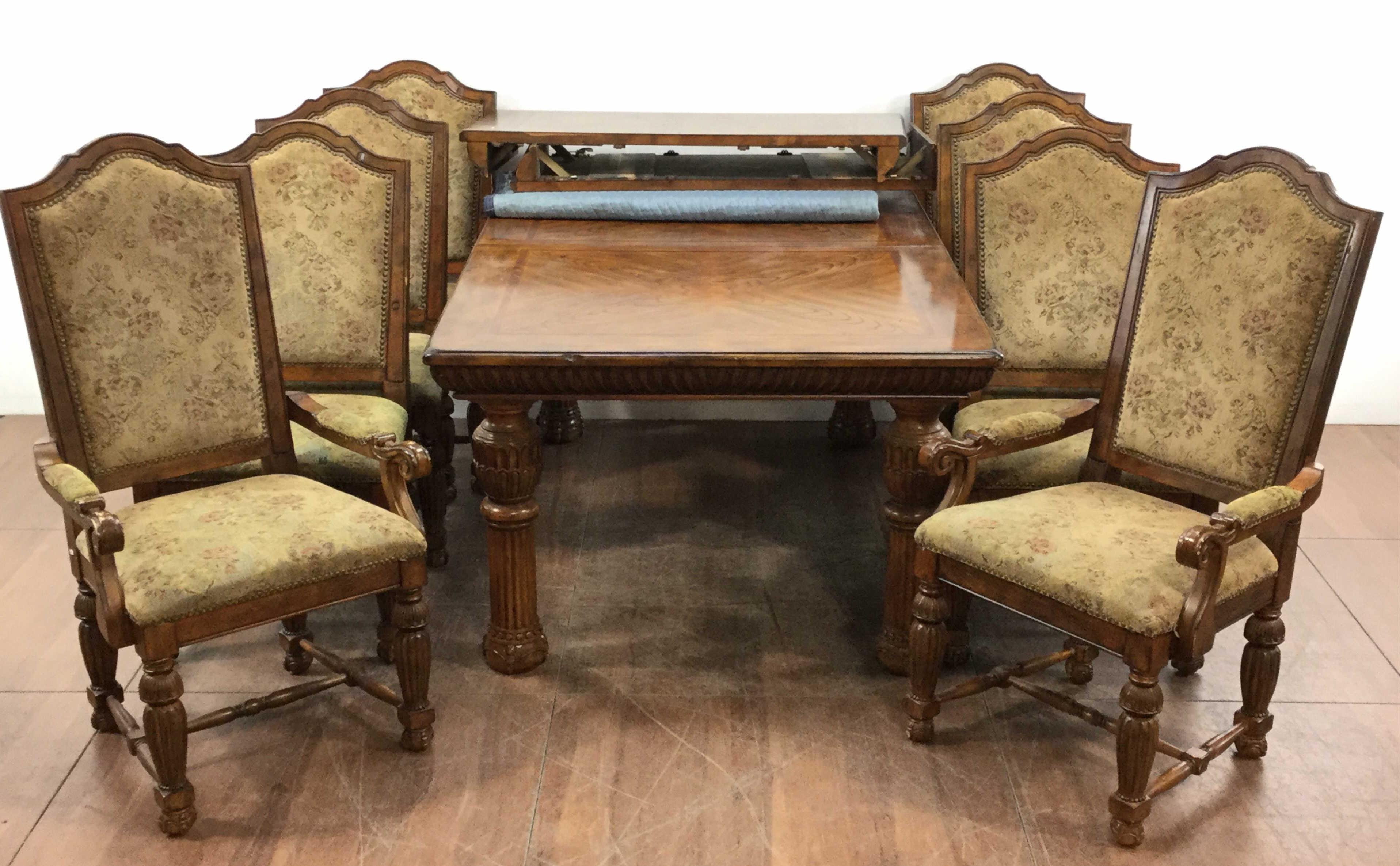 Broyhill Fluted Oakwood Leaf Table With Chairs